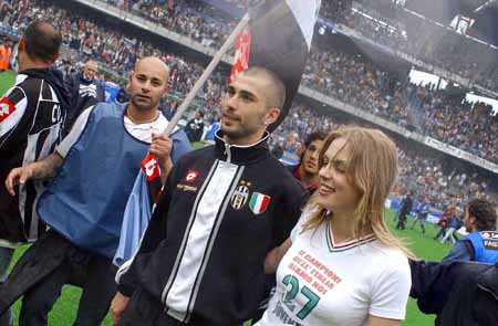 大洛佩斯在比赛中连续命中三分球，他的表现成为（大洛佩斯连中三分，惊艳全场）