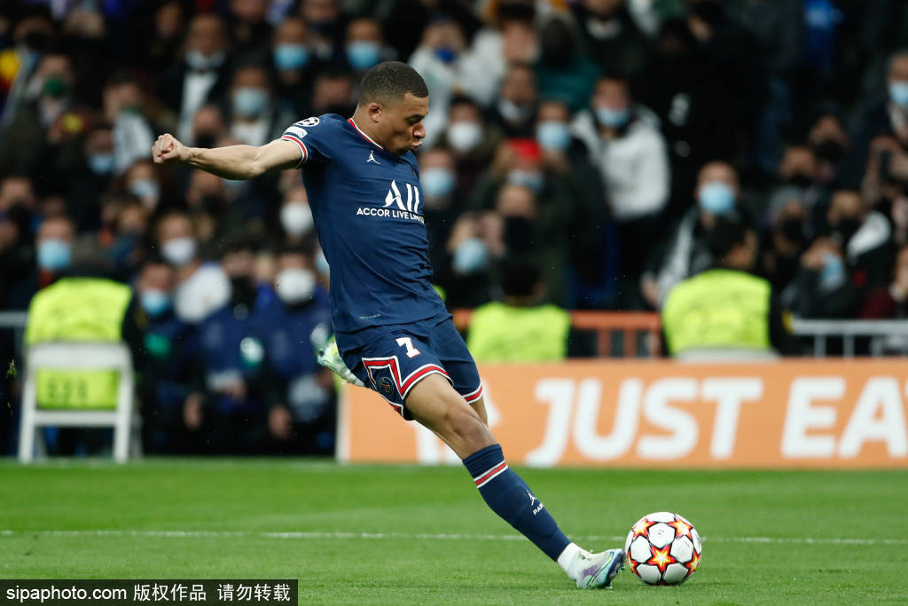 记者：阿芳和伊藤洋辉预计12月复出，穆西亚拉则需要更长时间