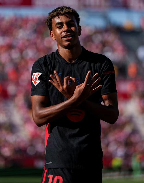 不一样篮球 ｜ 一双鞋，24个故事！库里为什么穿了布克的签名鞋？（一双鞋藏24个故事：库里为何穿布克签名款？）